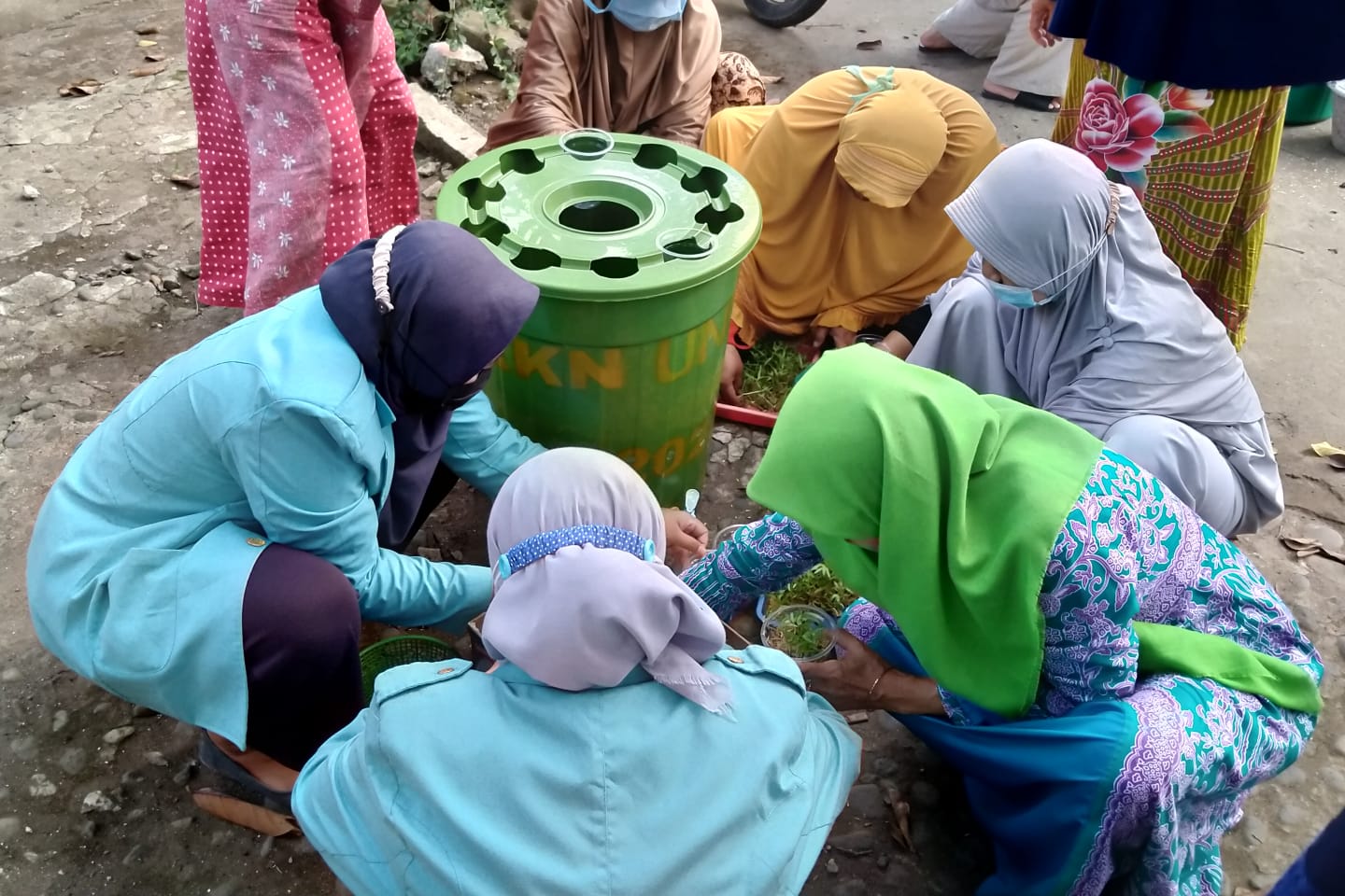 Ibu Rumah Tangga di Tersobo Dapat Pelatihan Budikdamber dari Mahasiswa KKN UNS