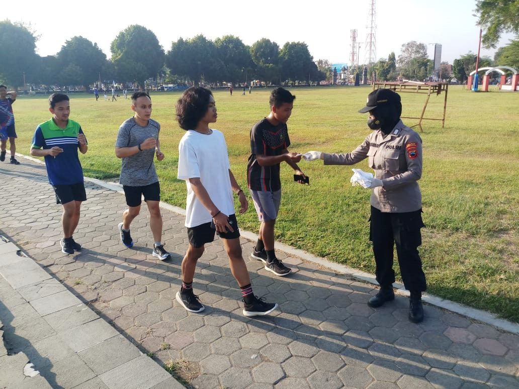 Meriahkan Hari Jadi-73, Polwan Polres Kebumen Imbau Warga untuk Prokes