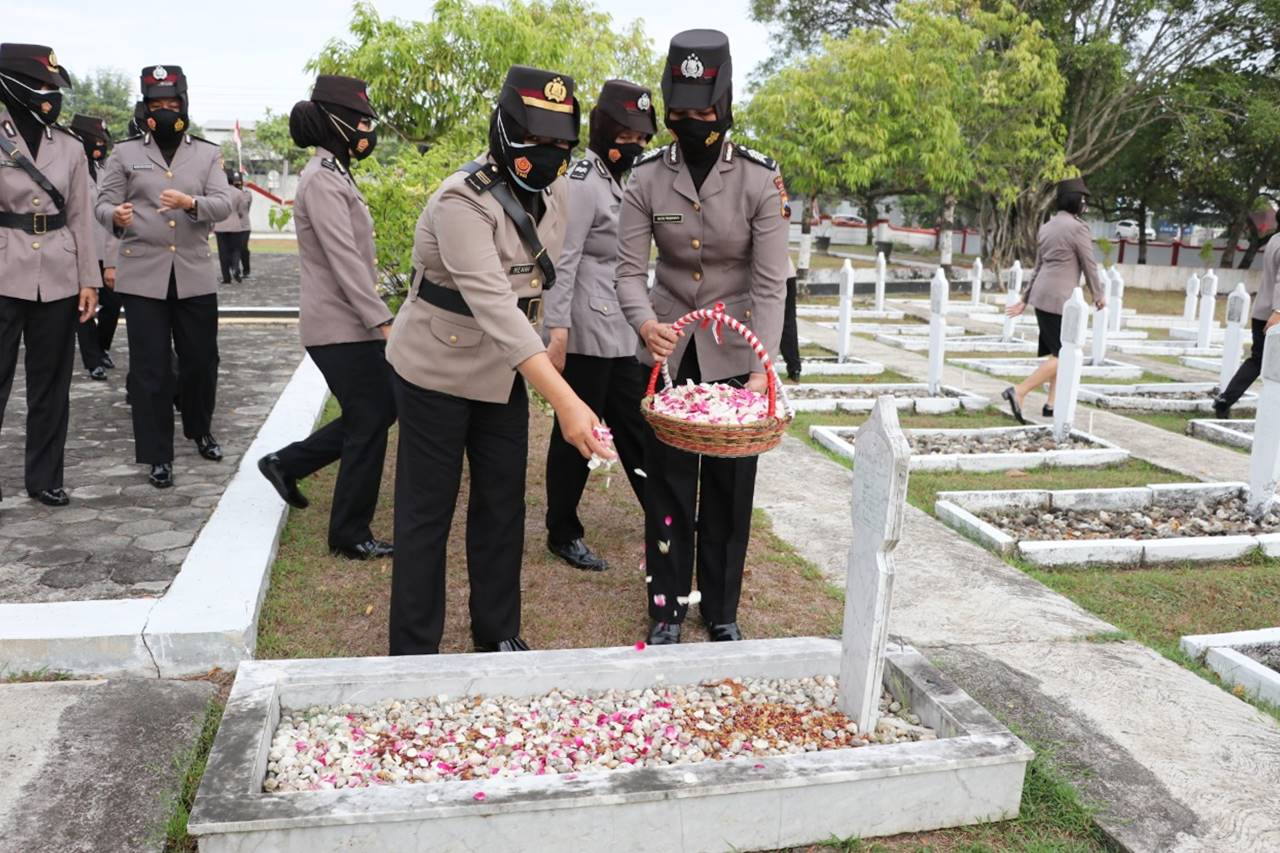 Tabur Bunga di TMP Kebumen  Meriahkan HUT Polwan ke-73