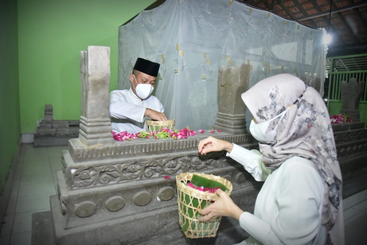 Jelang Hari Jadi, Bupati Kebumen Ziarahi Makam Leluhur Tengah Malam