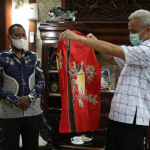 Bawakan Batik Papua, Rektor Uncen Minta Ganjar Beri Kuliah Umum di Kampusnya