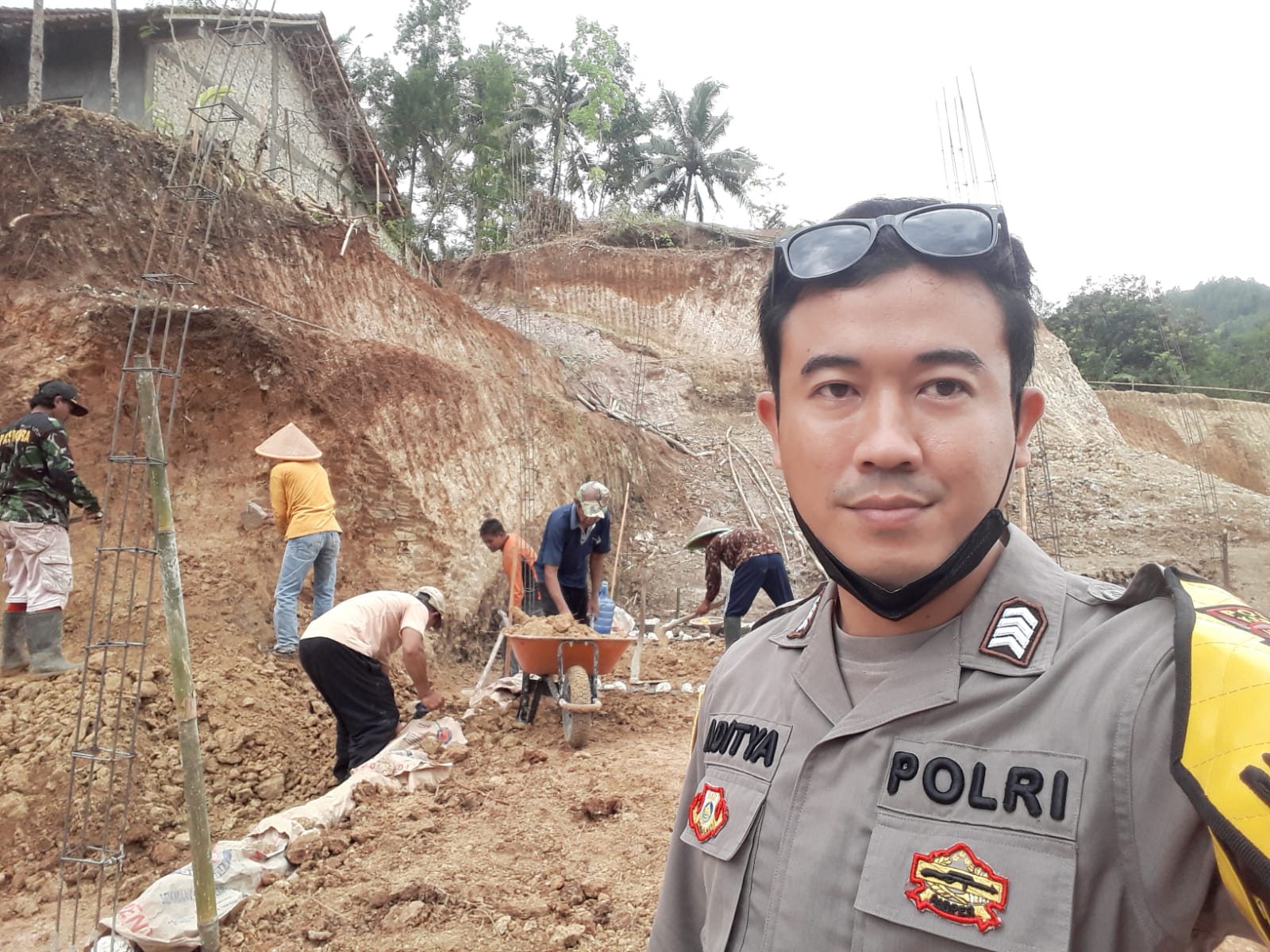 Keren, Bhabinkamtibmas Polres Kebumen ini Bangun Rumah untuk Warga