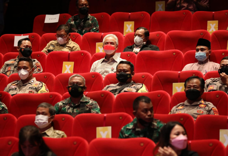 Film The mentors, Ganjar : Menjelaskan Secara Ringan Tentang Eks Napiter