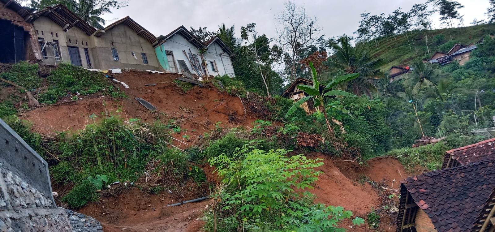 Dua Rumah Warga Desa Selogiri Karanggayam Diterjang Longsor