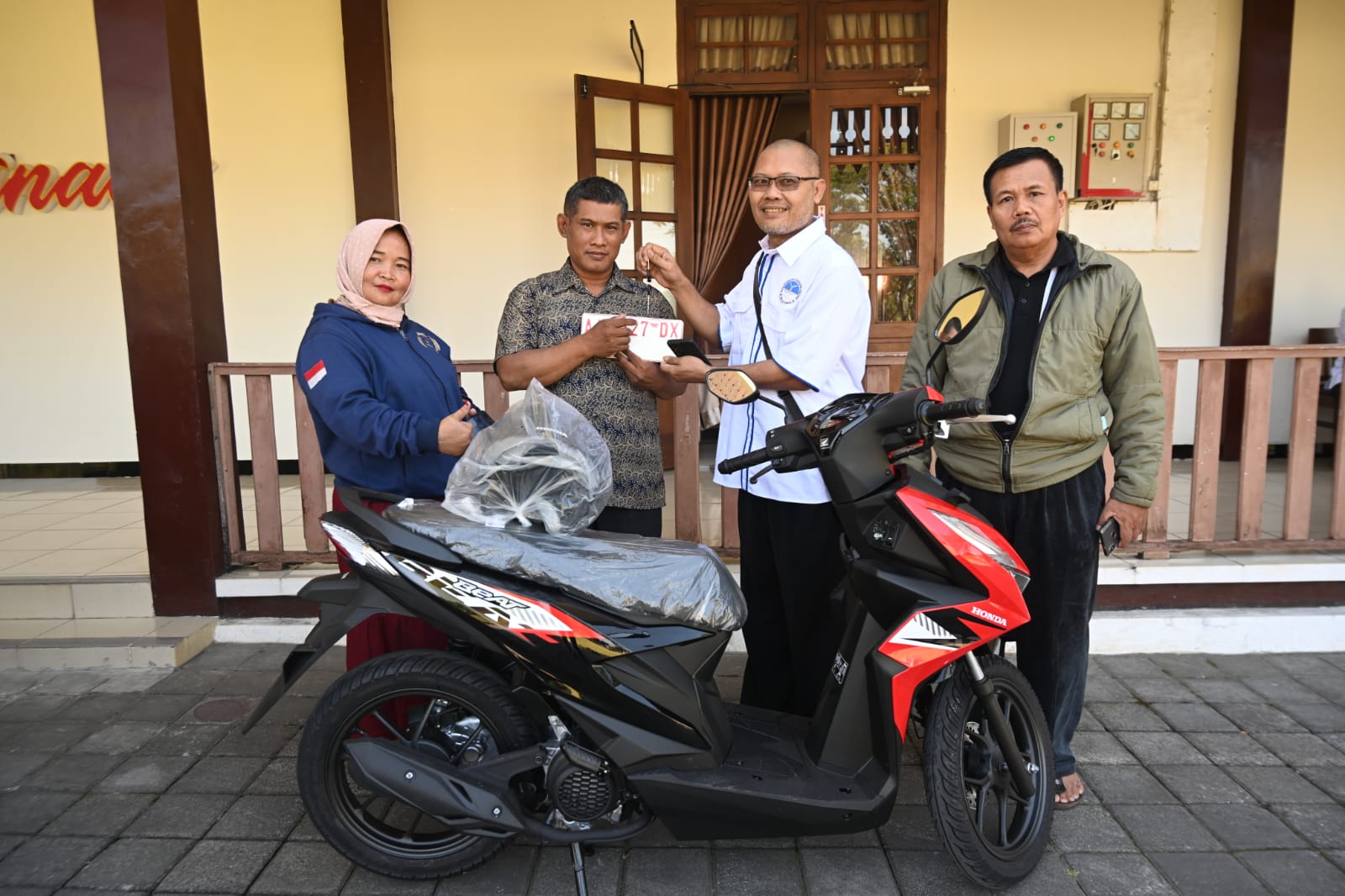 Suprihadi Kaget dan Lemas Dapat Hadiah Sepeda Motor dari Bupati Kebumen, Kok Bisa?