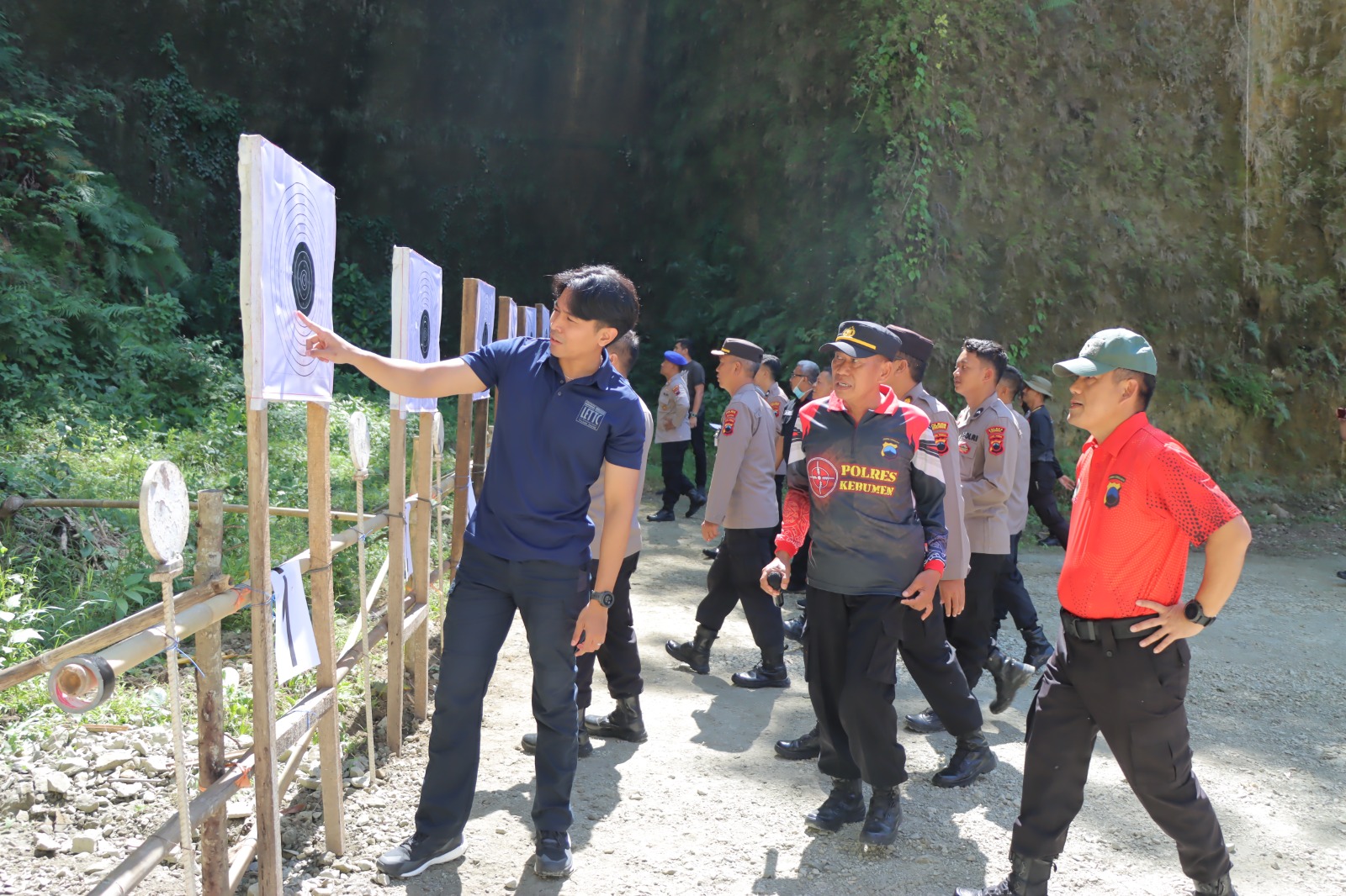 Personel Polres Kebumen Latihan Menembak Senjata Api Genggam Jarak 25 Meter, Begini Suasananya