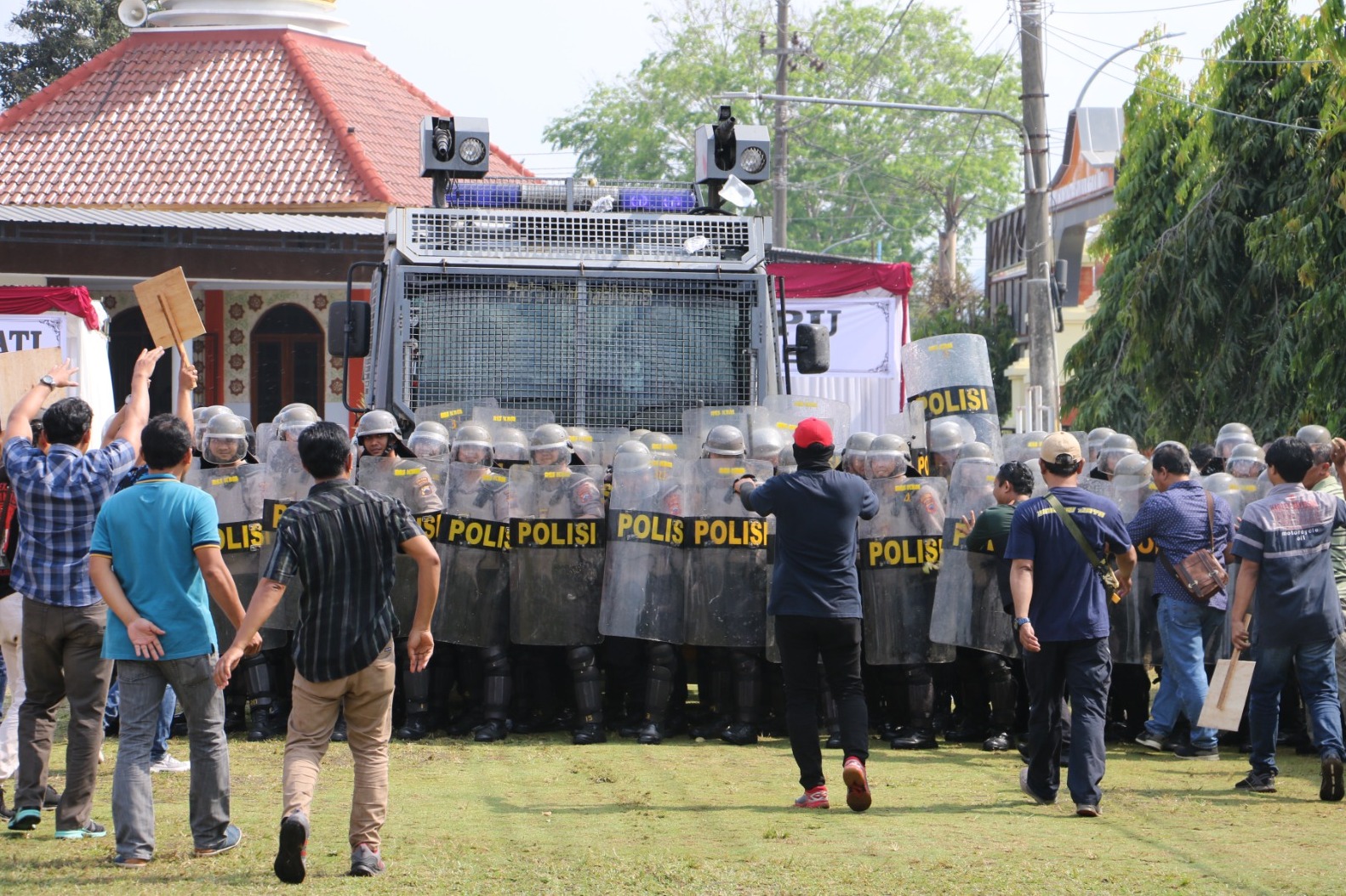 Gedung KPU Kebumen Dikepung Massa hingga Polisi Lakukan Tindakan Represif di Simulasi Pengamanan Pemilu