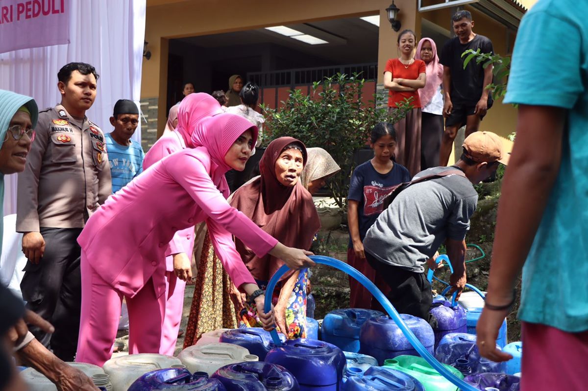 Meriahnya Hari Bhayangkara ke-78 Dirasakan Masyarakat, Ada Bantuan Air Bersih dan Sembako