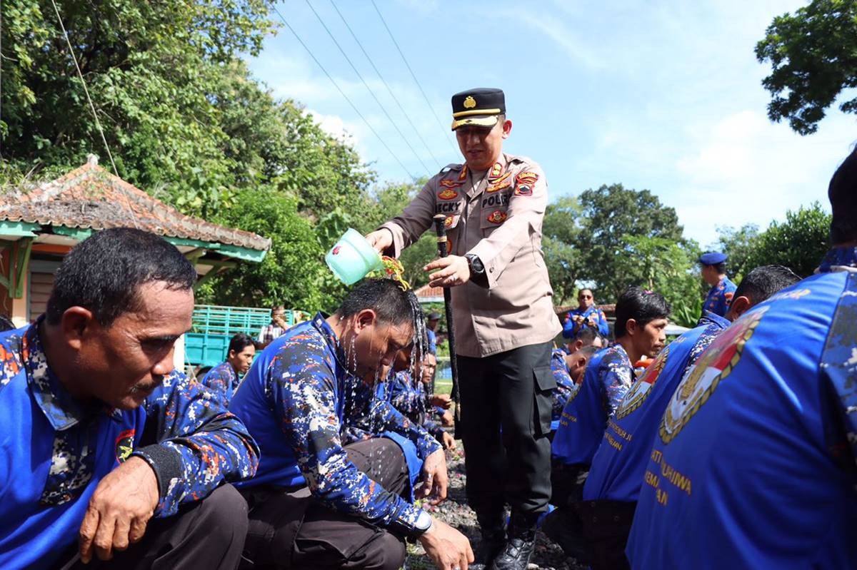 Polda Jateng Kukuhkan Tim SAR dan Relawan SAR Arnavat dalam Menjalankan Misi Kemanusiaan
